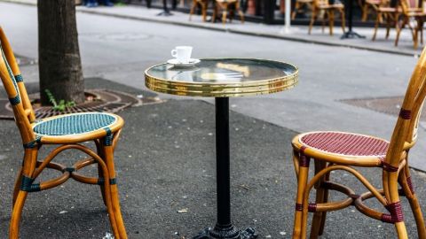 Des tables et des chaises d'un bistrot