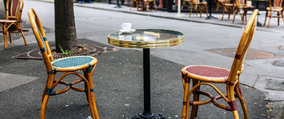 Paris : comment les bistrots se sont préparés à fermer boutique en 24h ? Des tables et des chaises d'un bistrot