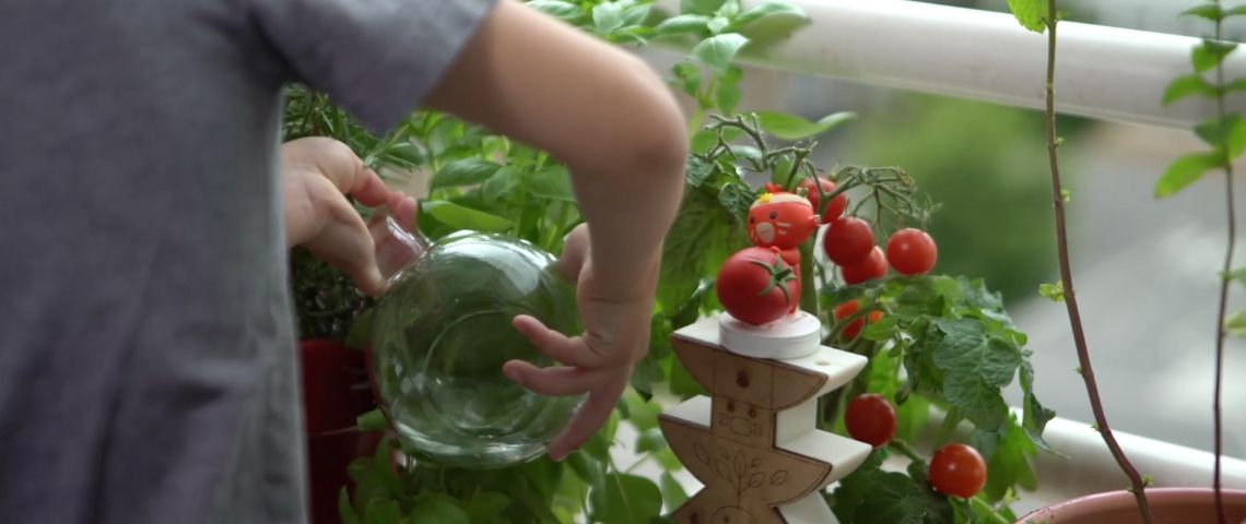 botaki-kit-botanique-apprentissage-jardinage-enfant-montessori-campagne-ulule Enfant jardinant