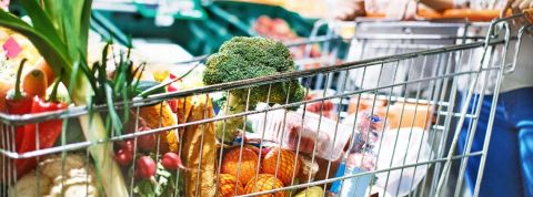 La pandémie de Covid-19 va-t-elle nous pousser à manger local ? Un caddie rempli dans un supermarché