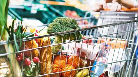 Un caddie rempli dans un supermarché