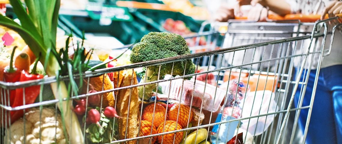 La pandémie de Covid-19 va-t-elle nous pousser à manger local ? Un caddie rempli dans un supermarché