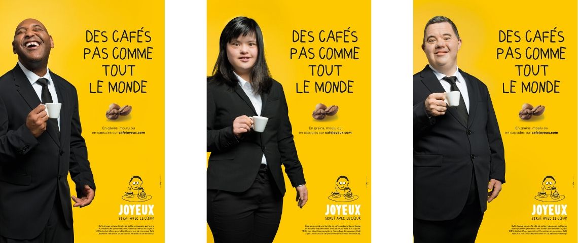 Les Cafés Joyeux lancent leur marque de café éponyme accompagnée par l'agence Why Affiche de la campagne avec des personnes handicapées, un tasse de café à la main