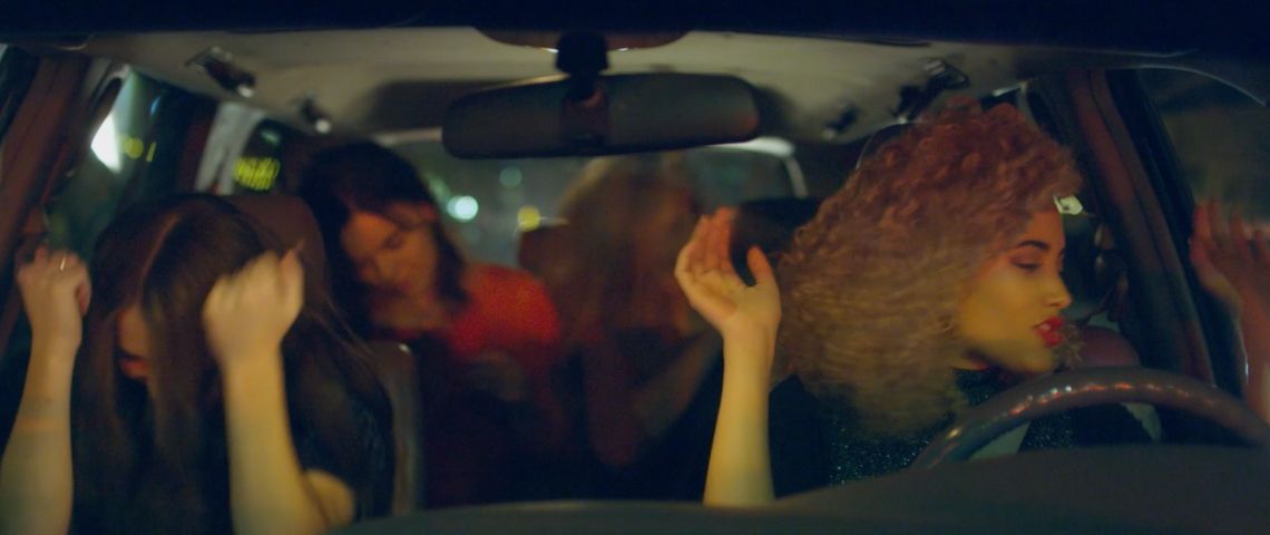 A l’occasion du lancement de la Nouvelle Golf, Volkswagen et son agence DDB° Paris ont développé une campagne 360° visible en TV, sur les réseaux sociaux et en presse Femmes dansant dans une voiture