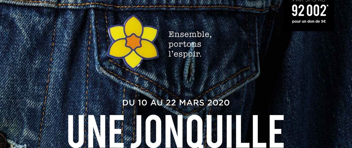 Après un appel d’offre public, l’Institut Curie choisit Grenade & Sparks-Evolve pour gérer sa campagne de sensibilisation : une jonquille contre le cancer Veste en jean avec une jonquille à la boutonnière de la poche