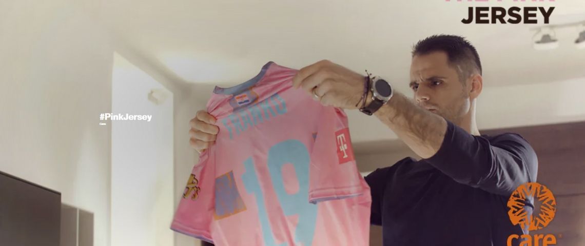 Le football s’est engagé ce week-end en Croatie aux côtés de l'association CARE et de l'agence CLMBBDOpour lutter contre les stéréotypes de genre Homme sortant un t-shirt rose de la machine à laver