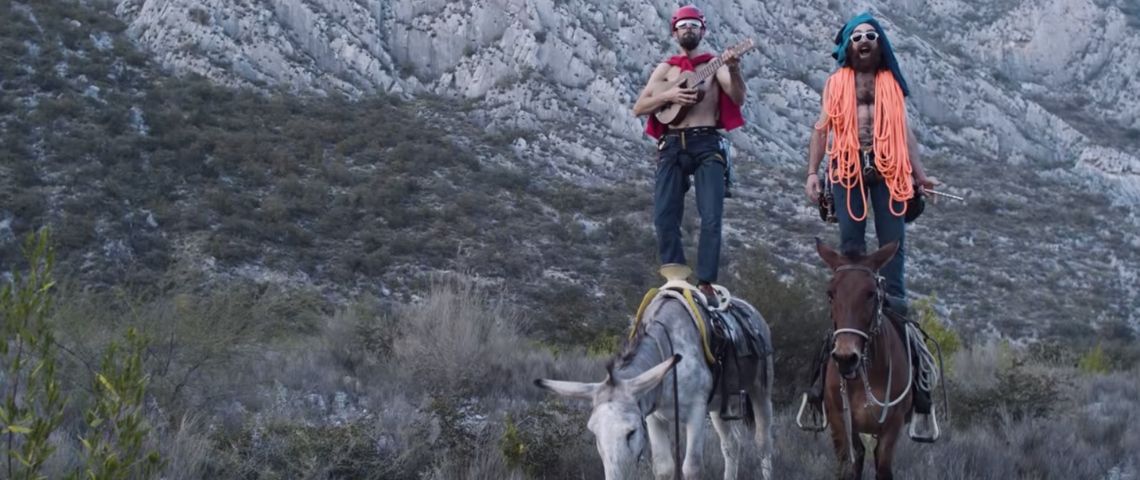 Décliner son identité de marque et sortir du lot, avec Patagonia et PSG Deux alpinistes chantent pour dans une campagne Patagonia