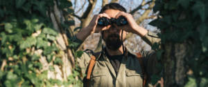 Un homme dans la jungle avec des jumelles