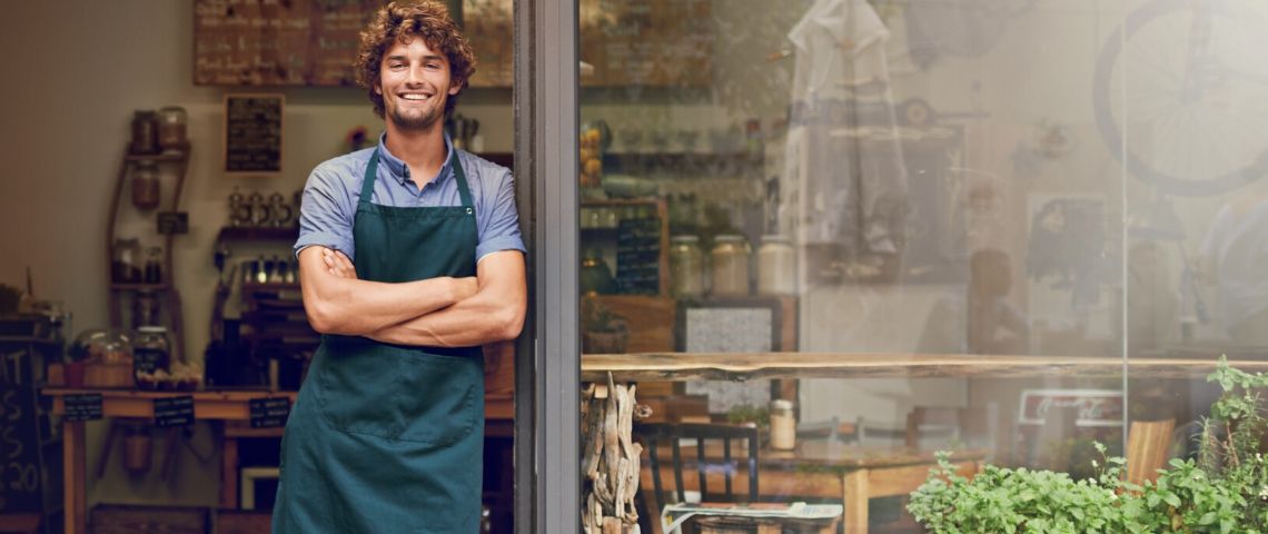Commerçants, préparez votre stratégie relation-client de sortie de crise Un commerçant attend ses clients avec le sourire