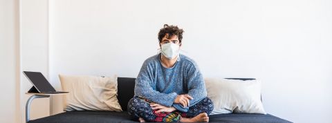 L'actualité du confinement en chiffres Un homme avec un masque dans son salon