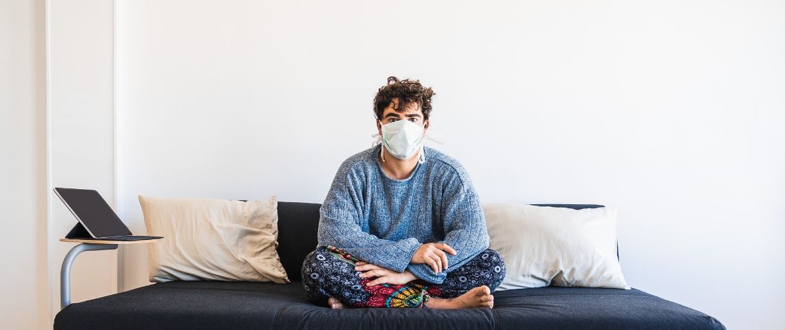 L'actualité du confinement en chiffres Un homme avec un masque dans son salon
