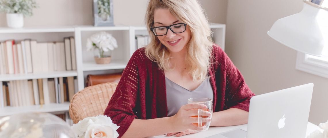 20 conseils pour télétravailler durablement et efficacement Une femme qui fait du teletravail