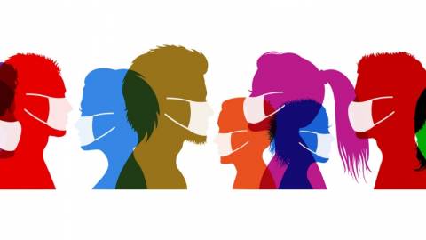 Des silhouettes de gens qui portent des masques