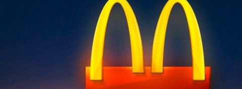 Faut-il vraiment communiquer pendant la crise du coronavirus ?  Le logo de McDonald's coupé en deux pour inciter à la distanciation sociale