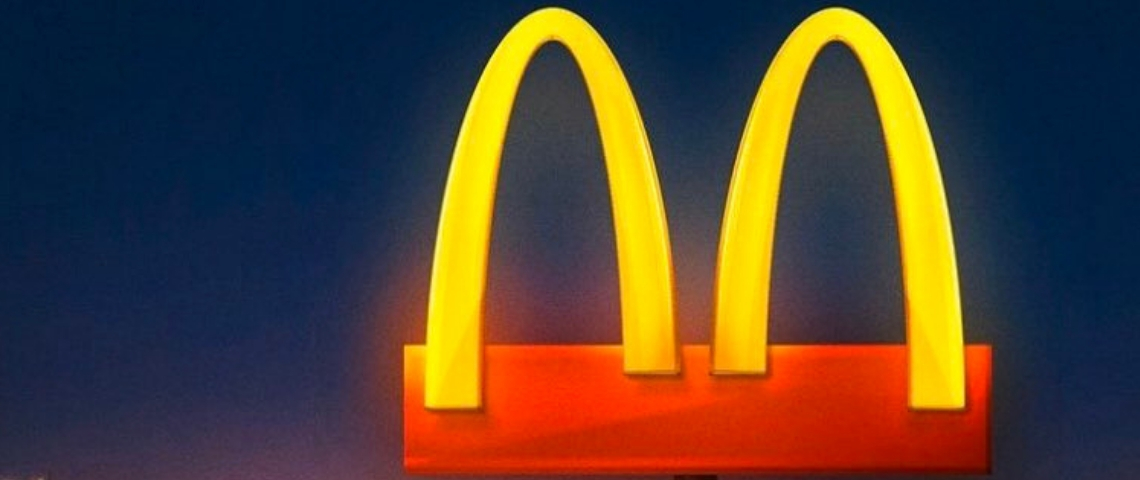 Faut-il vraiment communiquer pendant la crise du coronavirus ? Le logo de McDonald's coupé en deux pour inciter à la distanciation sociale
