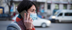 Une femme portant un masque de protection au téléphone
