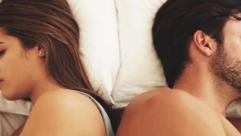 Le taux de divorce explose en Chine à cause du confinement Un couple fâché dans un lit