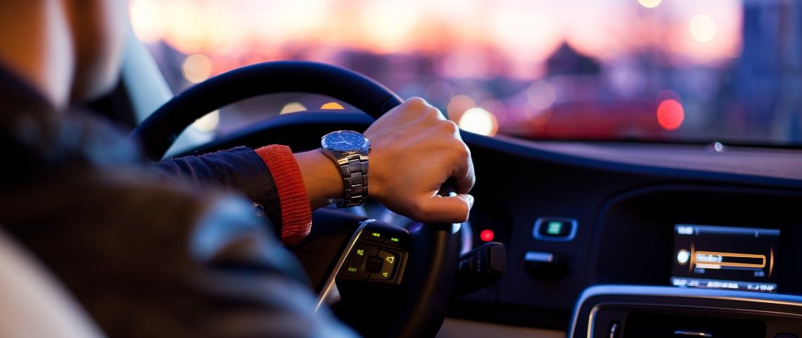 La cour de cassation francaise requalifie le lien entre Uber et ses chauffeurs en - contrat de travail - Chauffeur dans un véhicule