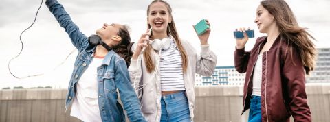 Sur TikTok, les ados se copient mais créent aussi trois adolescentes dansent avec leur portable.