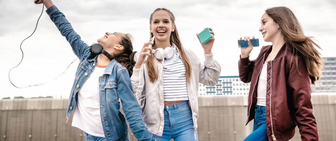 Sur TikTok, les ados se copient mais créent aussi trois adolescentes dansent avec leur portable.