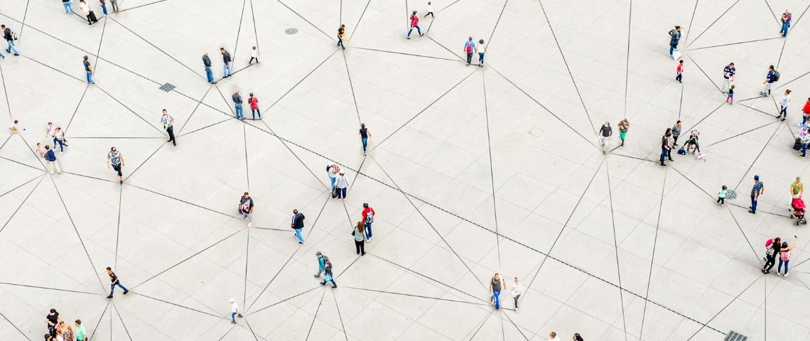 Data et Business Intelligence font-ils bon ménage ? Des gens reliés par des lignes
