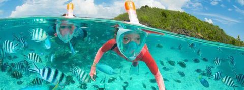 Decathlon et le coronavirus Des enfants en train de faire du snorkeling avec les masques Easybreath de Decathlon