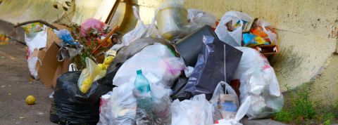 En France, 50% des centres tri ont fermé Des sacs poubelles abandonnés dans la rue