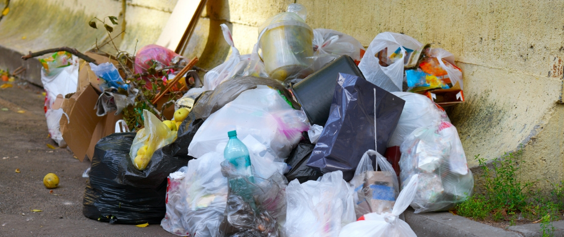 En France, 50% des centres tri ont fermé Des sacs poubelles abandonnés dans la rue