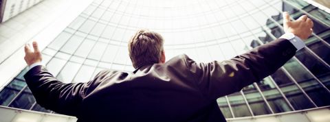 Coronavirus : les entreprises ne versent pas de dividendes à leurs actionnaires Un homme les bras ouverts devant une tour