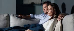 Un couple qui regarde la télé