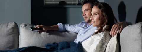 3 documentaires pour changer sa façon de consommer Un couple qui regarde la télé