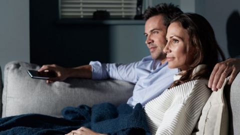 Un couple qui regarde la télé