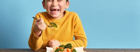 Nouveau métier : paysan-fonctionnaire Un enfant qui mange des brocolis