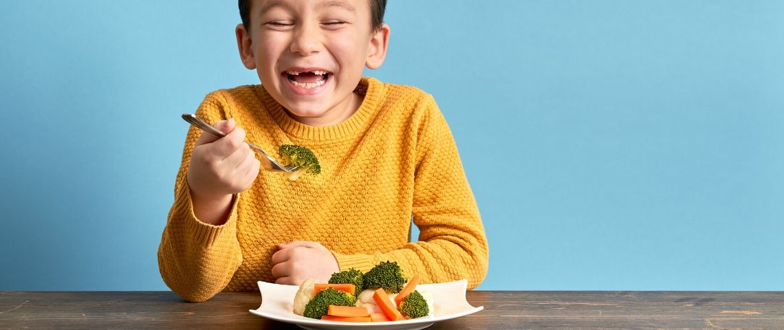 Nouveau métier : paysan-fonctionnaire Un enfant qui mange des brocolis