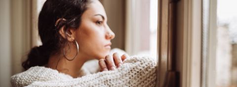 Interview de Serge Tisseron sur l'ennui Une femme qui regarde par la fenêtre