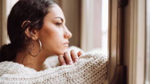 Une femme qui regarde par la fenêtre