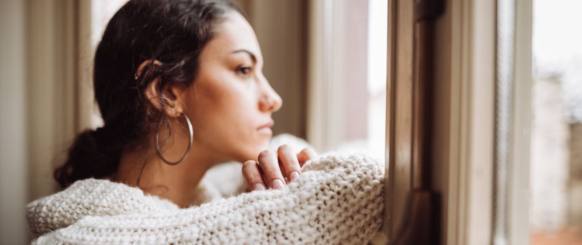 Interview de Serge Tisseron sur l'ennui Une femme qui regarde par la fenêtre