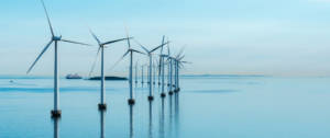 Des éoliennes sur l'eau