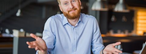 Pourquoi refuse-t-on des offres d'emploi ? Un homme roux avec une chemise bleue en train de faire un geste d'excuses