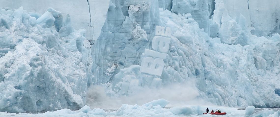 La nouvelle campagne de Greenpeace Un glacier qui s'effondre à cause du réchauffement climatique