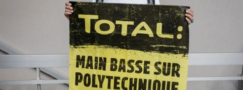Pourquoi Total ne doit pas s'installer au sein du campus de Polytechnique ? Une pancarte de Greenpeace dénonce la main basse de Total sur Polytechnique