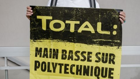 Une pancarte de Greenpeace dénonce la main basse de Total sur Polytechnique