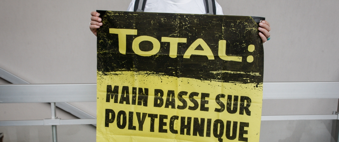 Pourquoi Total ne doit pas s'installer au sein du campus de Polytechnique ? Une pancarte de Greenpeace dénonce la main basse de Total sur Polytechnique