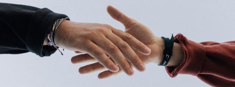 Interview d'Etienne Klein Deux mains qui se touchent