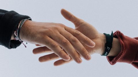 Deux mains qui se touchent