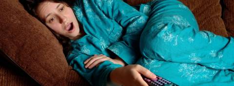 Confinement : les influenceurs mode adaptent leurs contenus au temps de crise Une femme affalée sur son canapé en pyjama