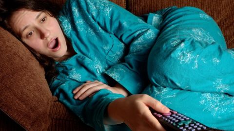 Confinement : les influenceurs mode adaptent leurs contenus au temps de crise Une femme affalée sur son canapé en pyjama