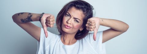 Les influenceuses, plus nombreuses mais moins payés Une femme qui met les pouces vers le bas et qui fait la grimace.