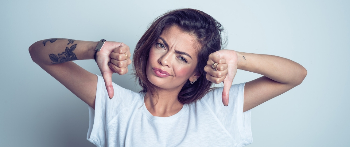 Les influenceuses, plus nombreuses mais moins payés Une femme qui met les pouces vers le bas et qui fait la grimace.