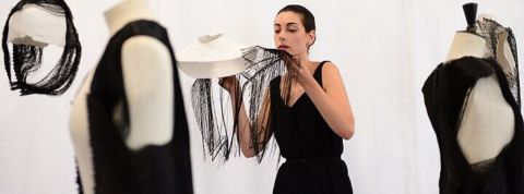 Cette « chirurgienne » du vêtement réconcilie sur-mesure et prêt-à-porter une couturière ajuste des vêtements